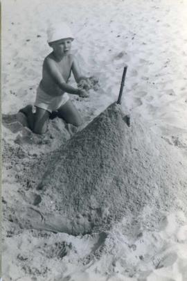 Mieczysław Piotrowski podczas zabawy na plaży