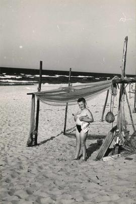 Mieczysław Piotrowski podczas zabawy na plaży