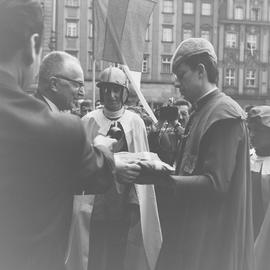 Bolesław Iwaszkiewicz witający studentów przed ratuszem