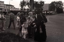 Ludzie witający pielgrzymów na poboczu drogi