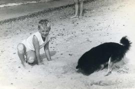 Mieczysław Piotrowski podczas zabawy na plaży