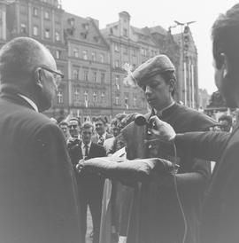 Bolesław Iwaszkiewicz witający studentów przed ratuszem