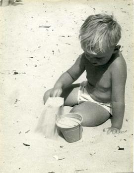 Mieczysław Piotrowski podczas zabawy na plaży