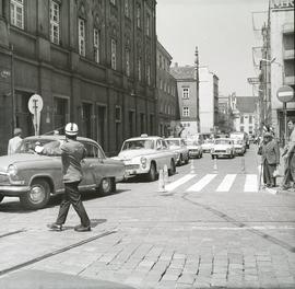 Milicjant kierujący ruchem na wlocie ul. Kuźniczej do Rynku we Wrocławiu