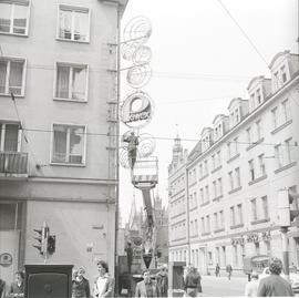 Naprawa neonu sklepu Pewex na rogu ulic Szewskiej i Oławskiej we Wrocławiu