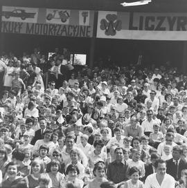 Aktorzy serialu Czterej pancerni i pies na Stadionie Olimpijskim we Wrocławiu