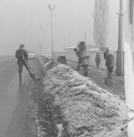 Odśnieżanie Mostu Pokoju