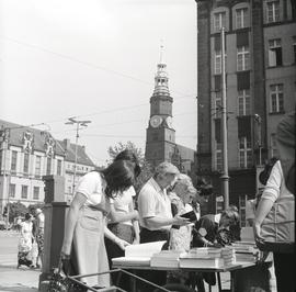 Uliczna sprzedaż książek na pl. Solnym we Wrocławiu