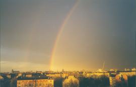 Tęcza nad osiedlem mieszkaniowym we Wrocławiu