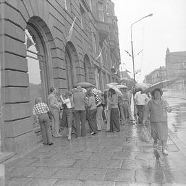 Tłum przed budynkiem