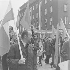 Pochód pierwszomajowy na ulicy Świerczewskiego