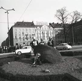 Uroczyste złożenie kwiatów przez żużlowców przed Kamieniem pamiątkowym ku czci Bojowników o Wolno...