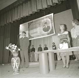 Uroczyste zakończenie akcji "Wakacje za własne, zarobione pieniądze" w 1976 r.