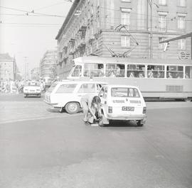 Awaria fiata 126p na skrzyżowaniu ulic Piłsudskiego i Świdnickiej we Wrocławiu