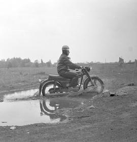 Motocyklista na torze