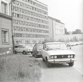 Zaparkowane na chodnikach samochody na jednym z wrocławskich osiedli