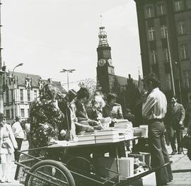 Uliczna sprzedaż książek na pl. Solnym we Wrocławiu