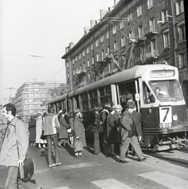 Tramwaj linii nr 7 na przystanku na ul. Świdnickiej we Wrocławiu