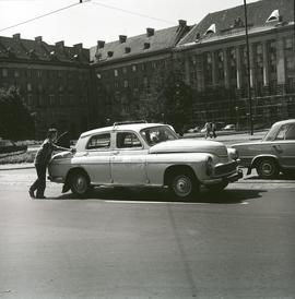 Samochód marki Warszawa wzięty na popych