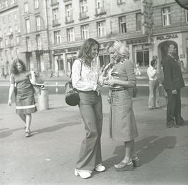 Przechodnie na ul. Piłsudskiego we Wrocławiu