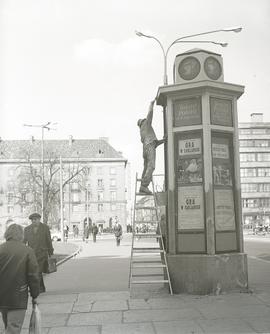 Słup ogłoszeniowy z repertuarem Teatru Polskiego we Wrocławiu