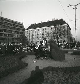 Uroczyste złożenie kwiatów przez żużlowców przed Kamieniem pamiątkowym ku czci Bojowników o Wolno...