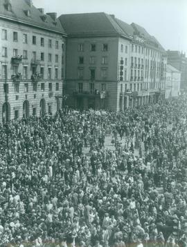 Pochód Pierwszomajowy na skrzyżowaniu ulic Świerczewskiego i Stalingradzkiej