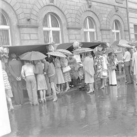 Przechodnie na ulicy