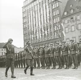 Uroczysta promocja absolwentów Wyższej Szkoły Oficerskiej Wojsk Zmechanizowanych im. Tadeusza Koś...